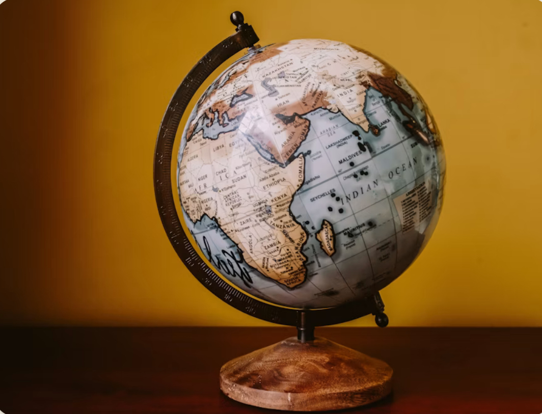 Globo terrestre sobre uma mesa de madeira